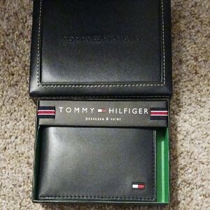 Tommy Hilfiger Men's Bifold Navy Leather Passcase and Valet Wallet